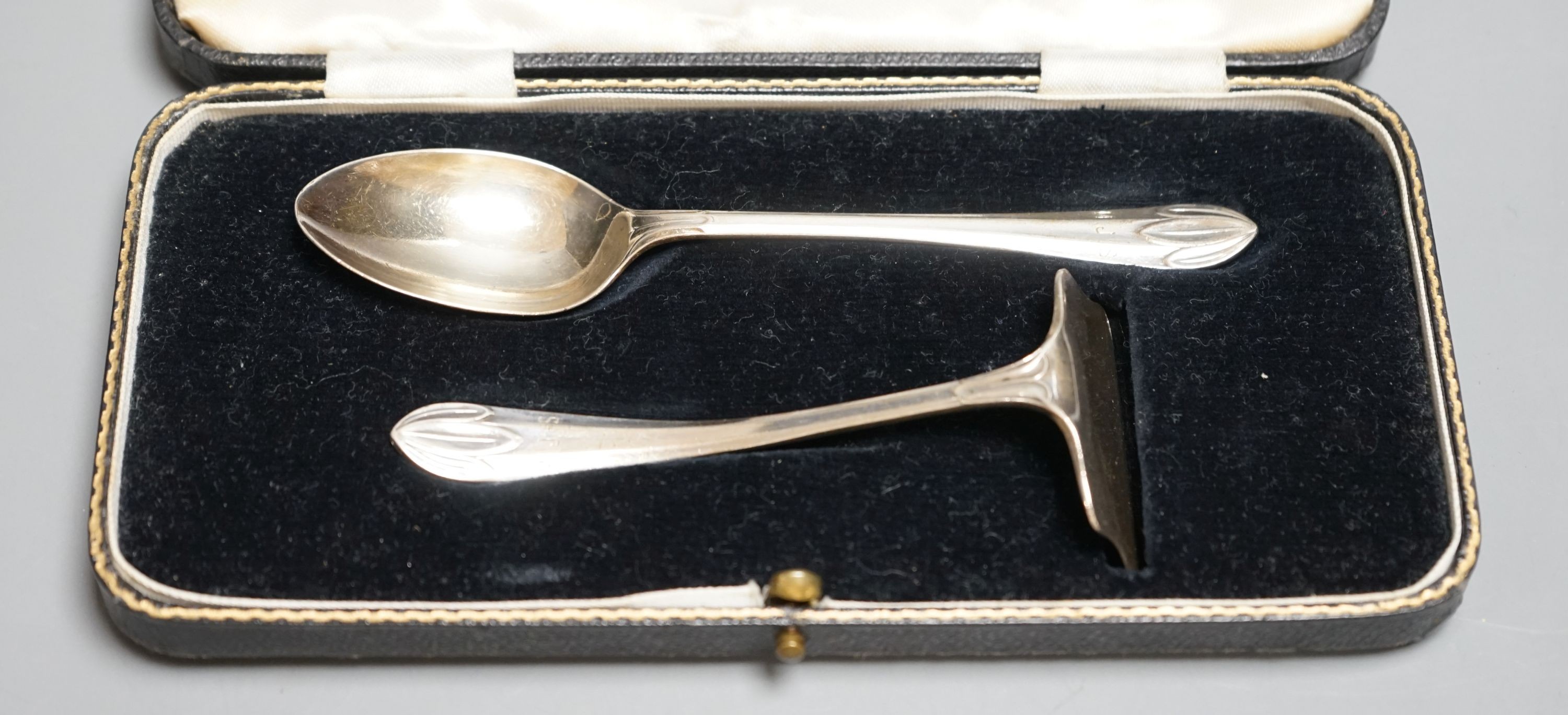 A cased George V silver spoon and pusher.